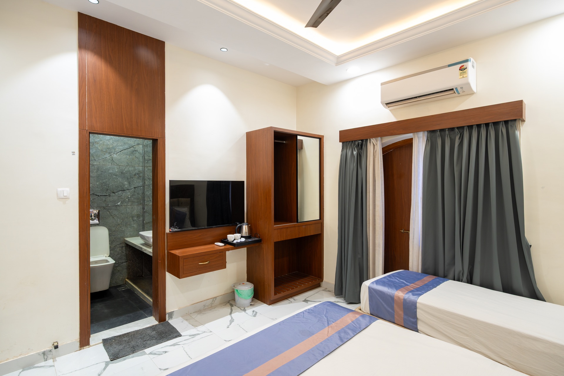 Twin Room, looking towards the balcony